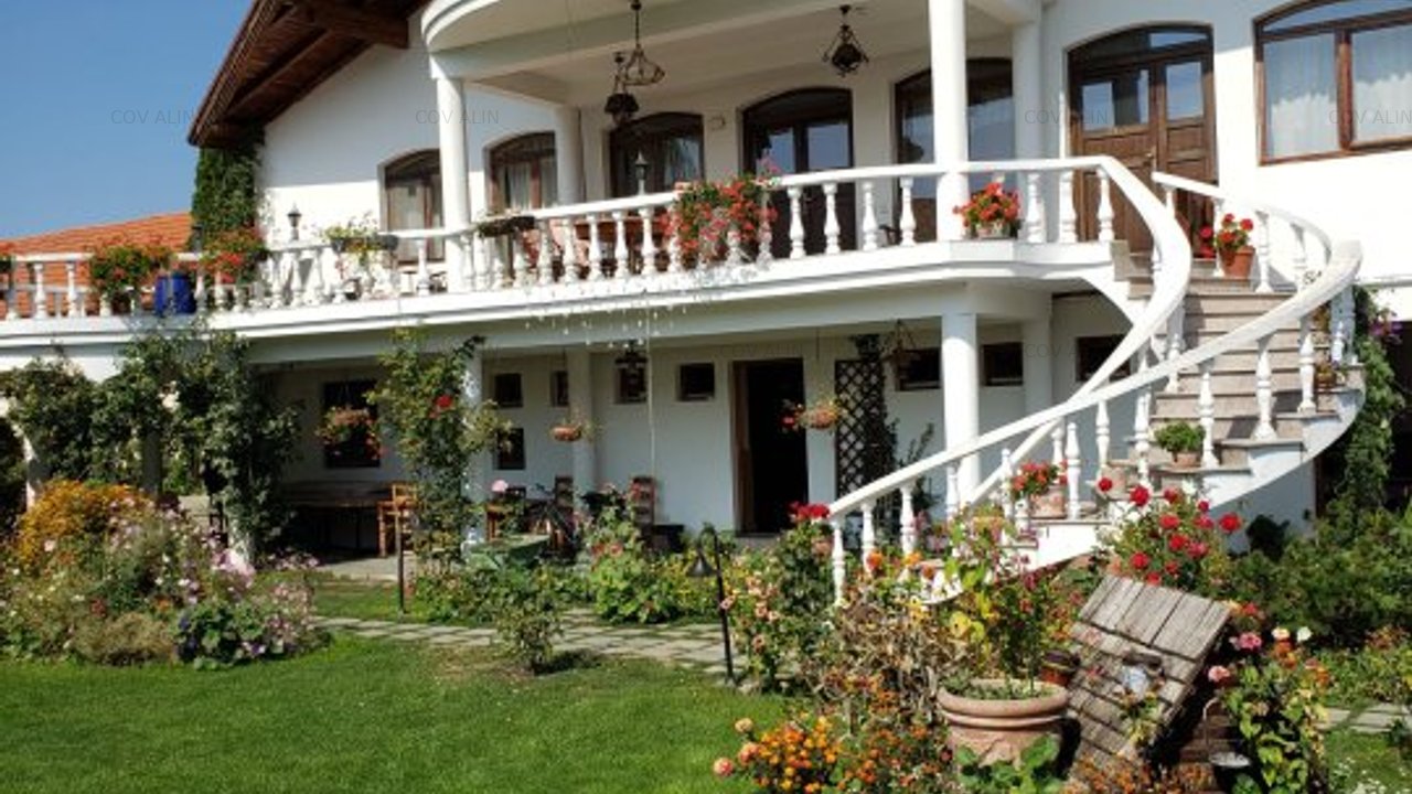 Hotel cu 27 camere + vila protocol, 2 piscine, teren tenis, gradina SUPERBA !