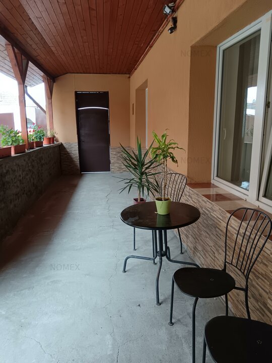 Casa individuala cu acces comun in curte