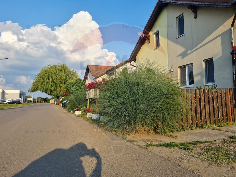 Vila noua 5 camere de vanzare in Via Carmina