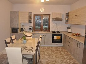 Casa de vânzare 7 camere, în Dumbrăviţa
