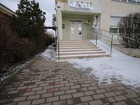 Închiriere spaţiu comercial