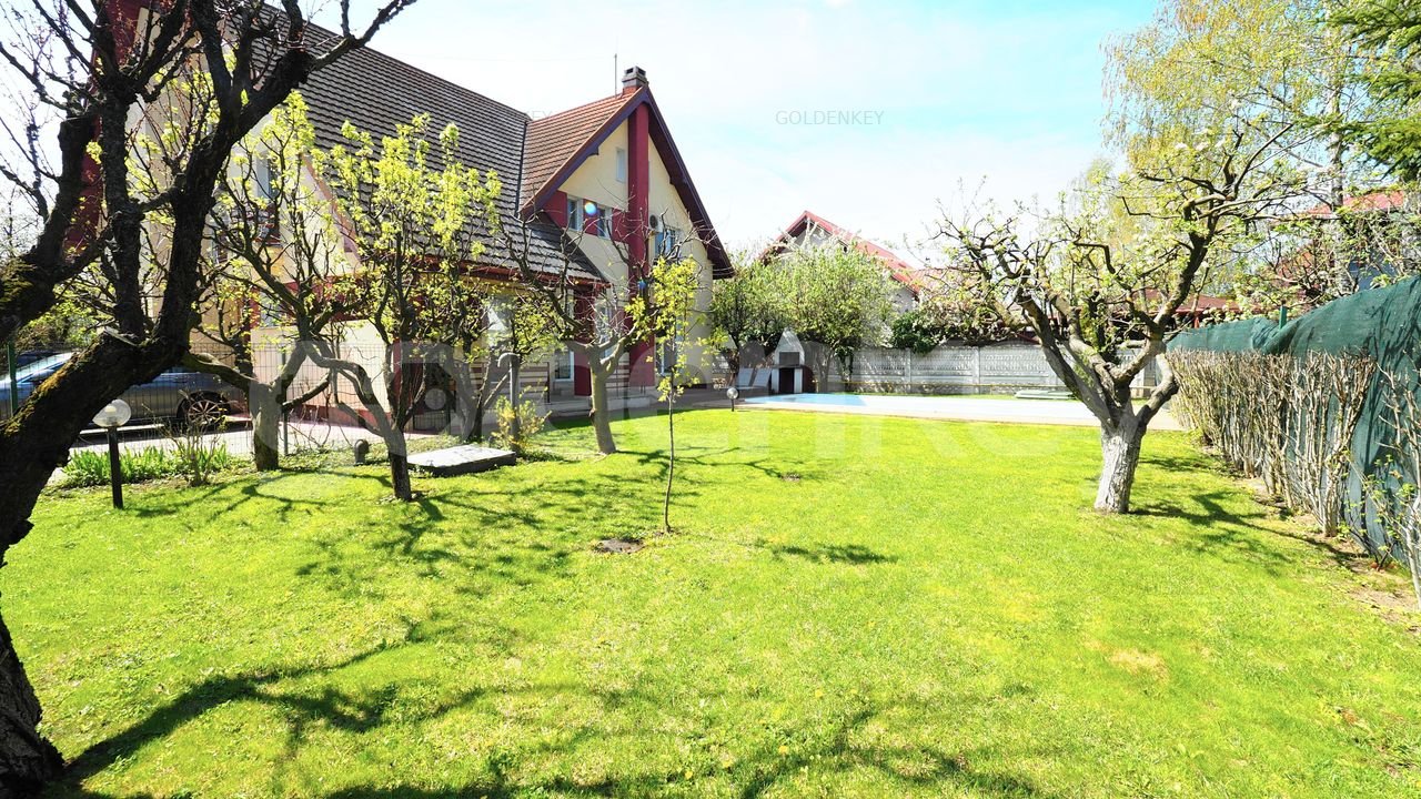 Vilă insorita cu 7 camere si piscina
