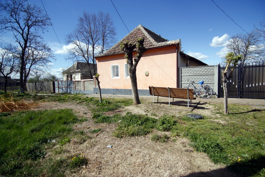 Casa cu 1600mp de teren, de vanzare