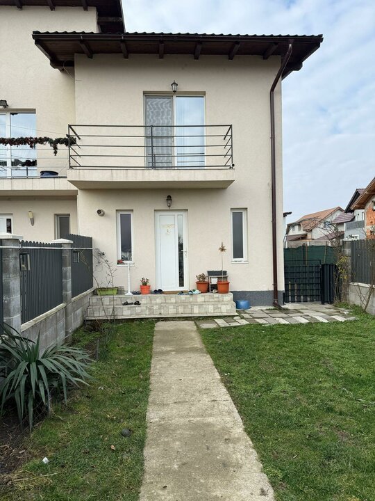 Triplex pe doua nivele, cu loc de parcare si curte proprie