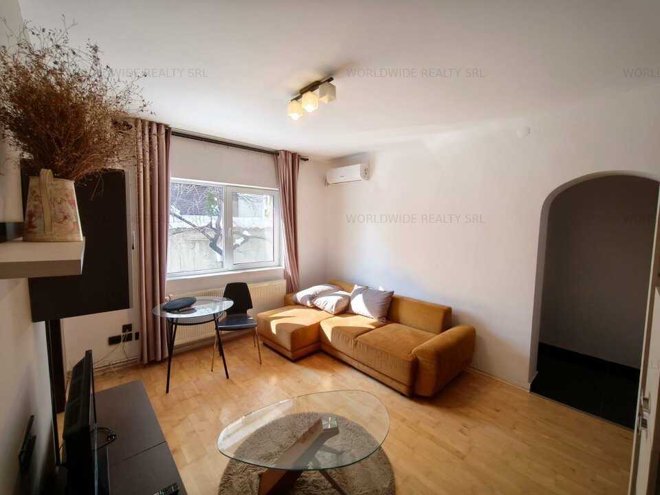 Apartament in vila, cu curte; renovat anul acesta, mobilat complet