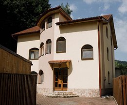 Casa de vânzare 11 camere, în Braşov, zona Noua
