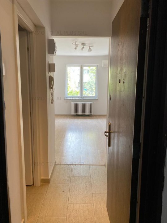 Piata Romana, ideal office, et 1 , fata, nemobilata, 250 euro