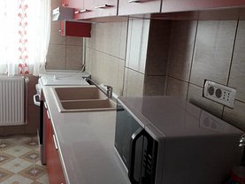 Apartament de închiriat 3 camere, în Ovidiu, zona Central