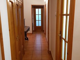 Apartament de închiriat 3 camere, în Constanţa, zona Dacia