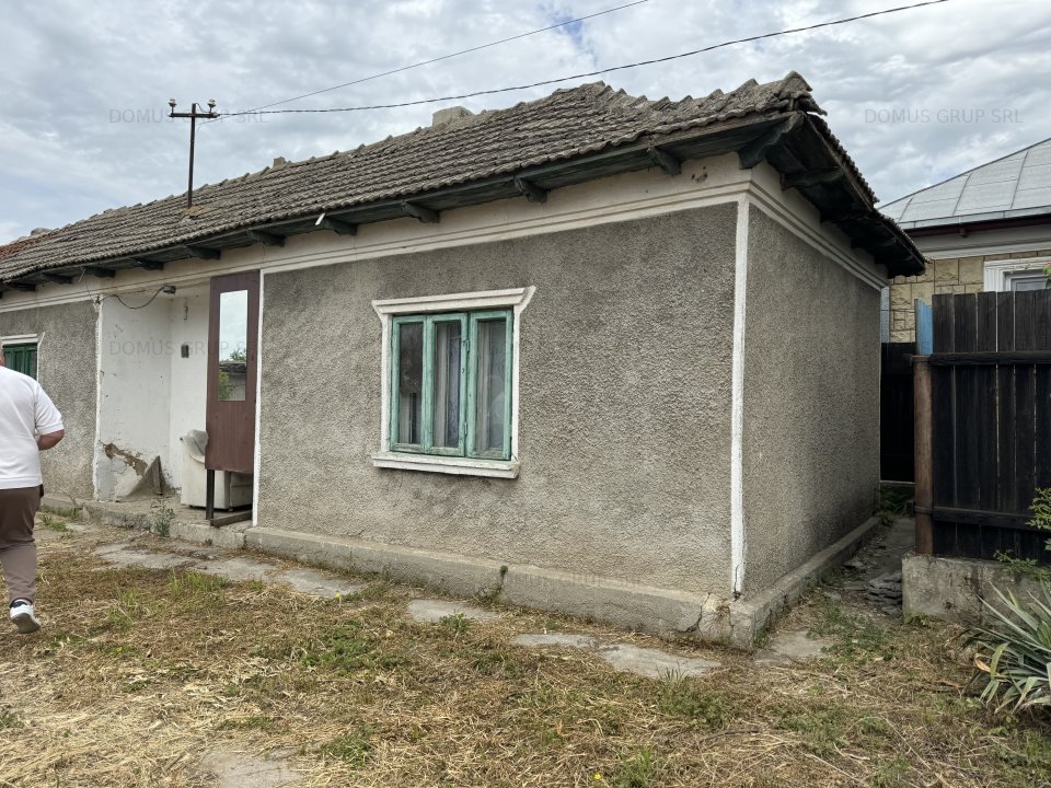 Vând casă și teren