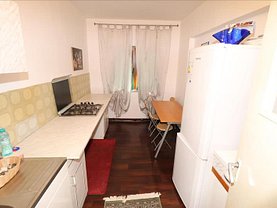 Apartament de vânzare 3 camere, în Focşani, zona Sud