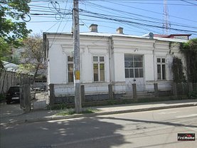 Casa de închiriat 4 camere, în Focşani, zona Central