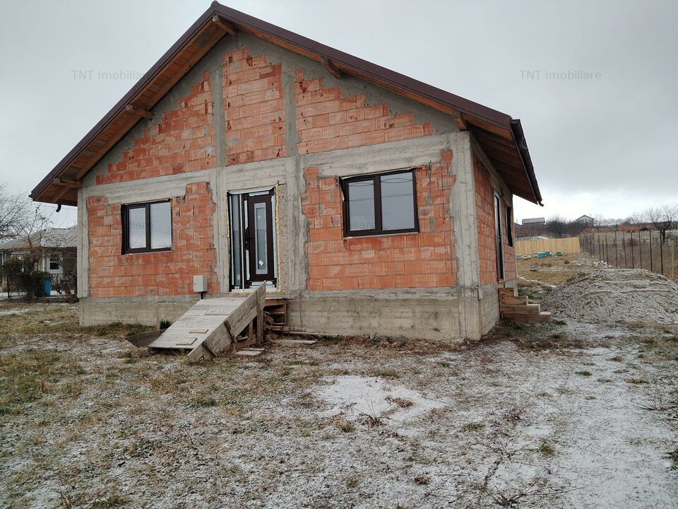 Vânzare casa la roșu cu 1350mp teren in Păun 75000euro sau schimb