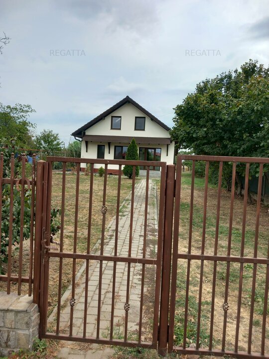 CASA CU TEREN GENEROS IN GRUIU