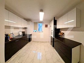 Apartament de vânzare 3 camere, în Floreşti