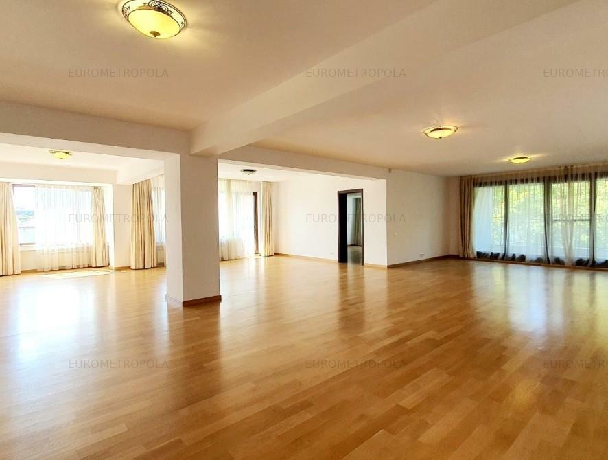 Apartament 5 camere, 4 bai, 2 locuri parcare Kiseleff