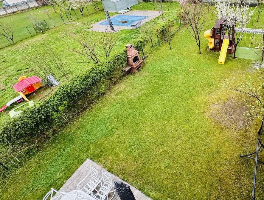 Vila cu 10 camere, curte de 1000 mp, 2 garaje, langa lac