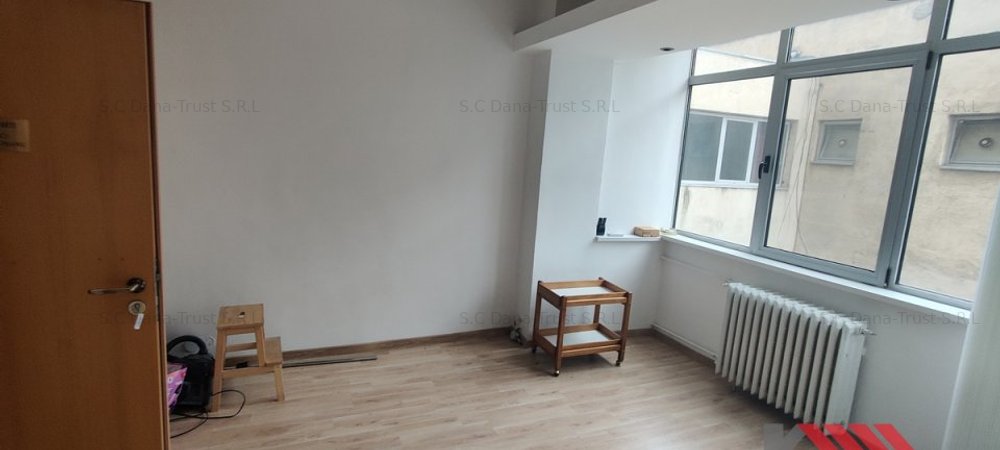 Central -Piata 700 - Birou 30 mp - 9 euro/mp - imaginea 0 + 1