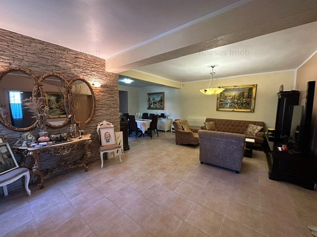 Vila noua 8 camere in oras