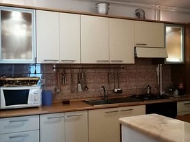 Apartament de vânzare 3 camere, în Arad, zona Aurel Vlaicu