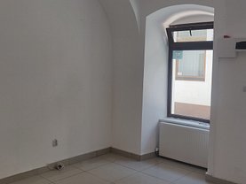 Închiriere spaţiu comercial