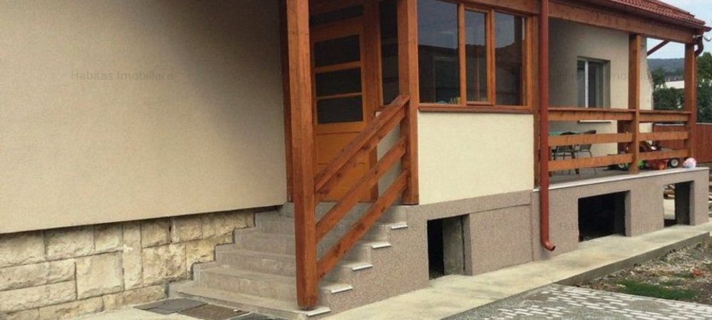 Casa individuala renovata modern, teren 400 mp, in zona Maramuresului - imaginea 0 + 1