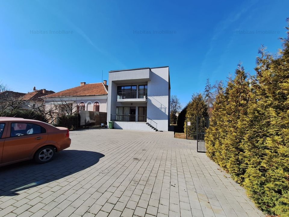 Casa 8 camere Piata Engles 8 locuri parcare