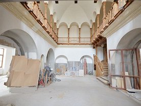Casa de închiriat 15 camere, în Bucuresti, zona Magheru