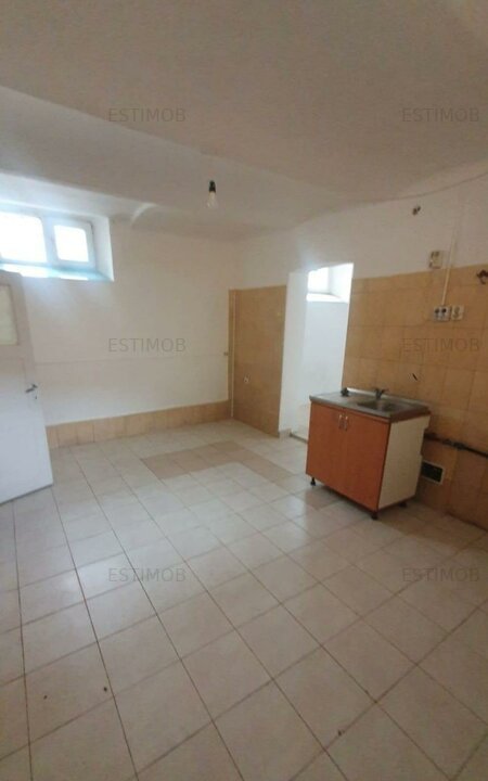 Vand casa in Codlea 3 camere zona centrala de renovat