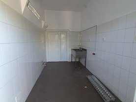 Închiriere spaţiu comercial