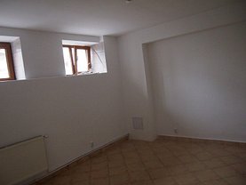 Închiriere spaţiu comercial