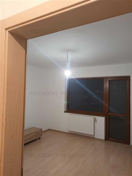 Apartament trei camere
decomandate zona Tractorul, Brasov