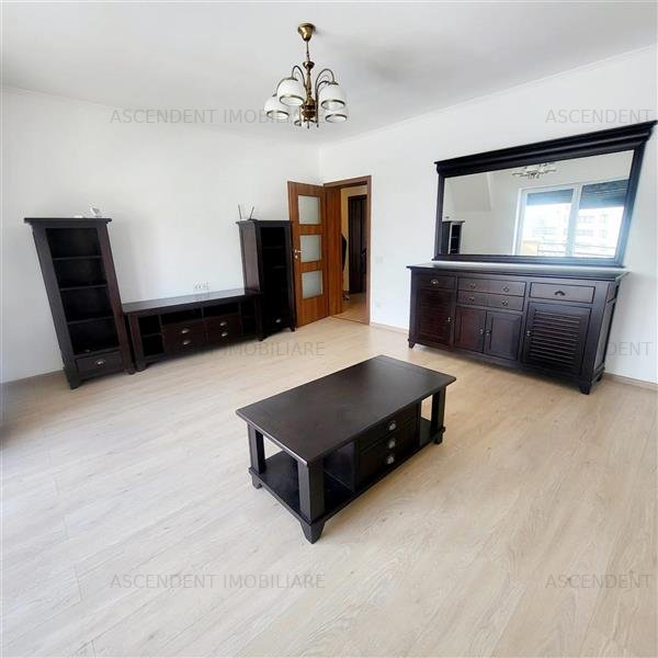 Apartament trei camere, luminos, structura decomandata, Tractorul, Brasov