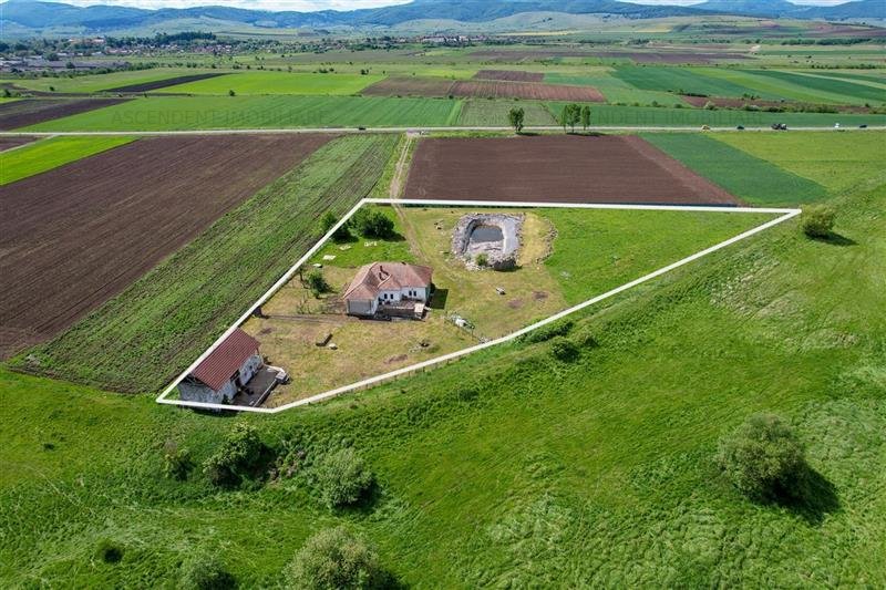 Proprietate extensiva,cu lac,6.700 mp teren,ideala si pentru Tabara,zona de recr