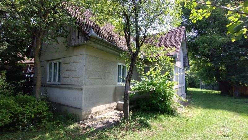 Casa traditionala, cu teren de 2.000 mp si pomi fructiferi in Miercurea Nirajulu