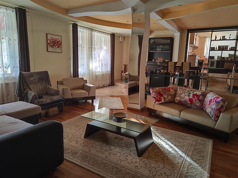 Casa fabuloasa tip VILA, cu piscina intr-o zona perfecta