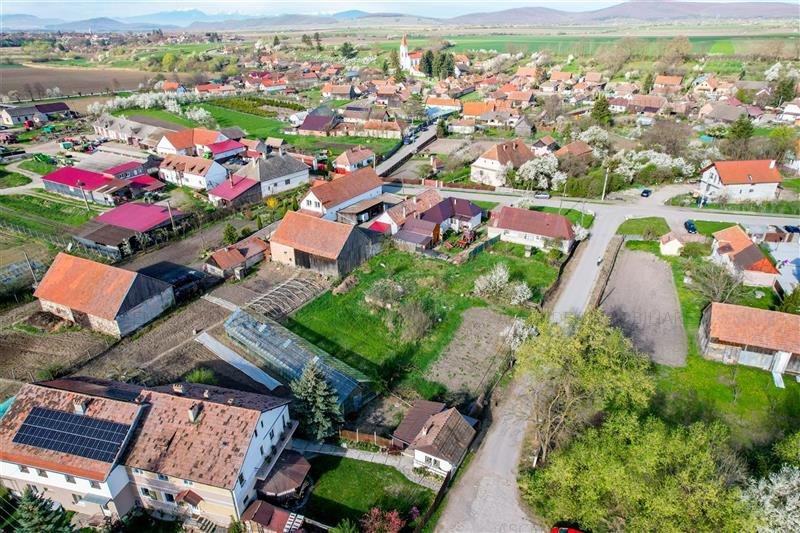 Teren extins de 1600 mp cu casa traditionala in Ilieni, Centru