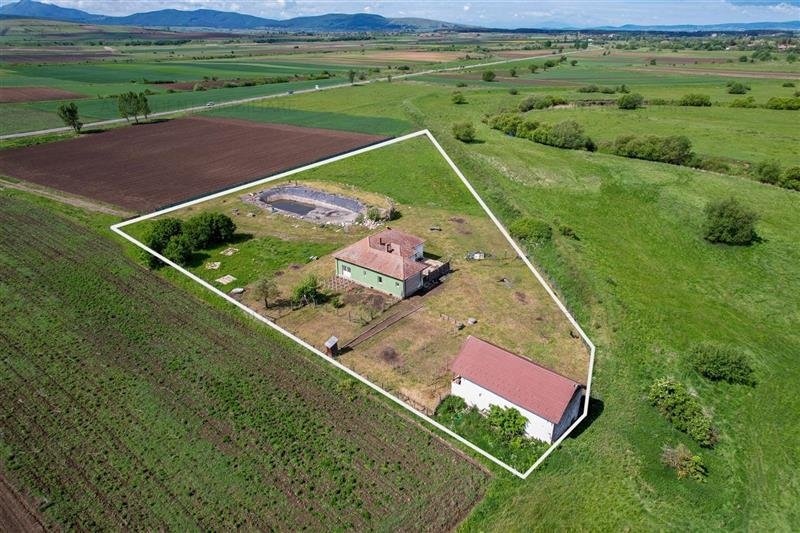 Edificiu+domeniu de 6.700mp+lac, Oportunitate:camping,spatiu agrement, restauran