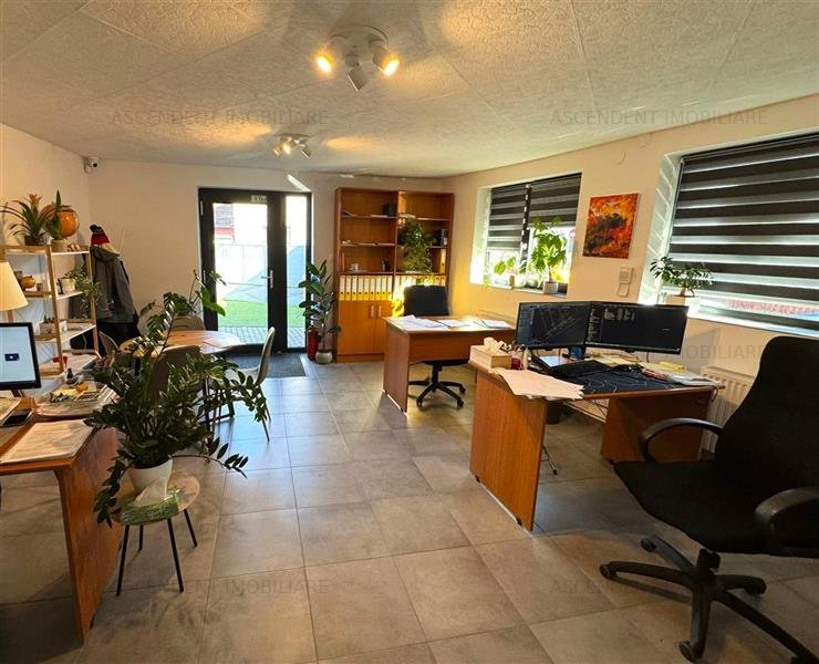 Casa pretabila si comercial/servicii/ birouri/cabinet, pozitie remarcabila, Semi