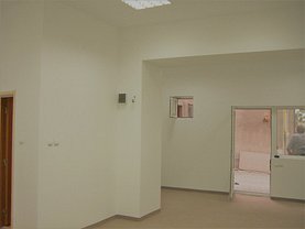 Închiriere spaţiu comercial