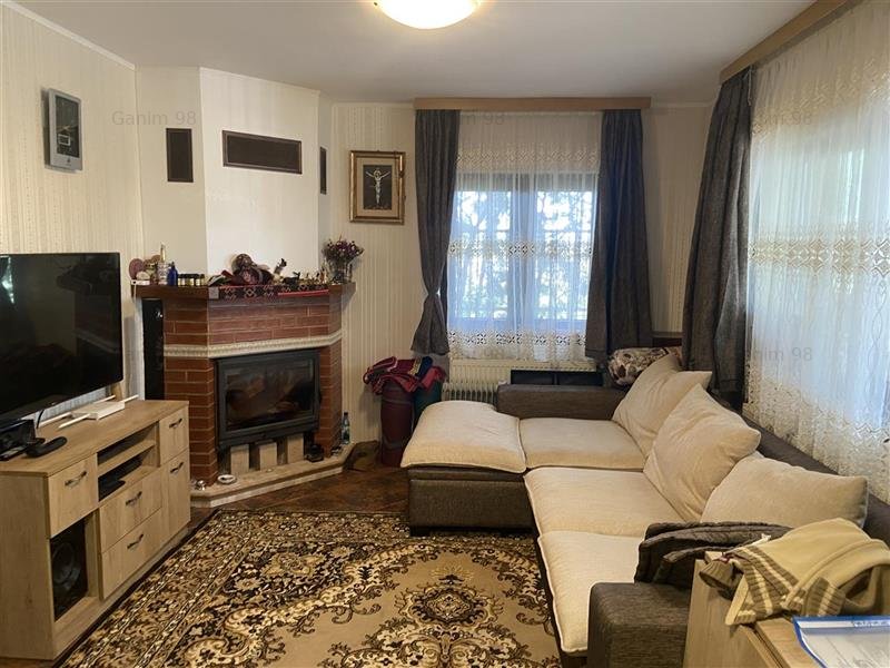 Case de vanzare situate in aceeasi curte in apropiere de restaurantul Cerdac ,sa