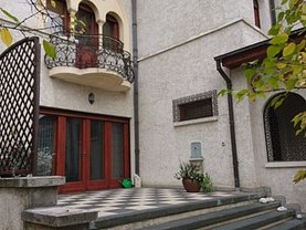 Casa de vânzare sau de închiriat 17 camere, în Bucuresti, zona Arcul de Triumf
