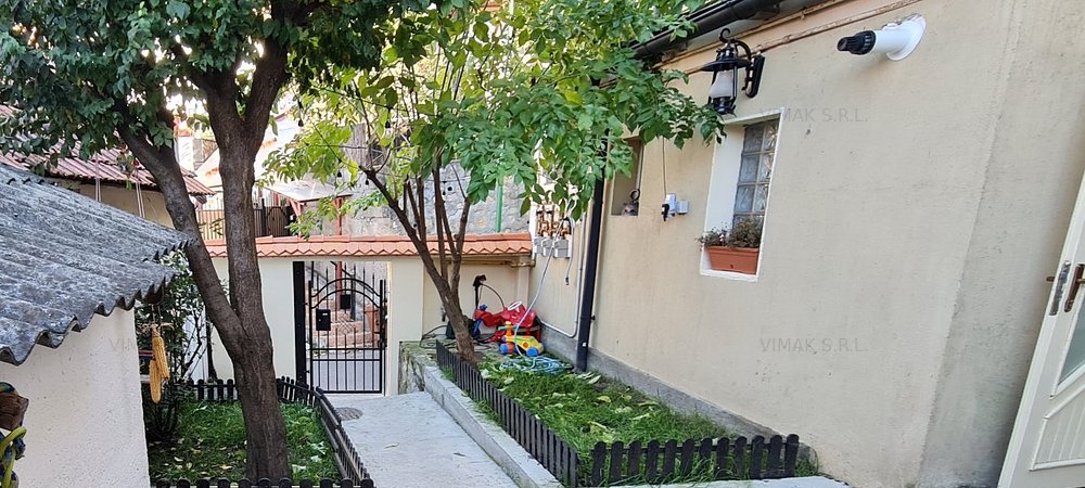 Vand casa situata in zona Schei - imaginea 0 + 1