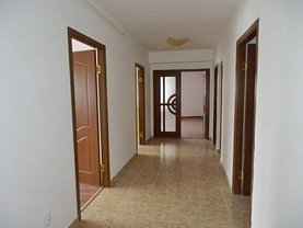 Apartament de vânzare 3 camere, în Targoviste, zona Ultracentral