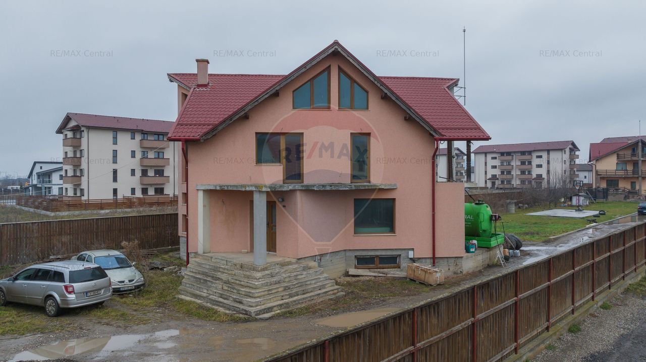 Casa de vanzare cu teren de 1290 mp, Sanpetru!