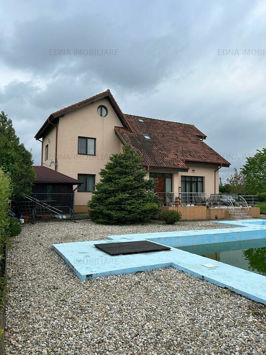 Casa mare cu Piscina si 5000 mp teren
