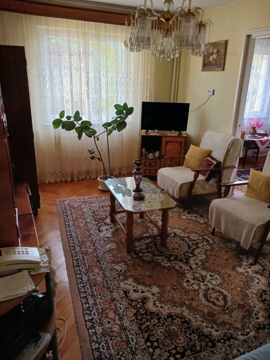 Vand in Mureseni,apartament cu 3 camere,confort 2,etajul 4,zona linistita.