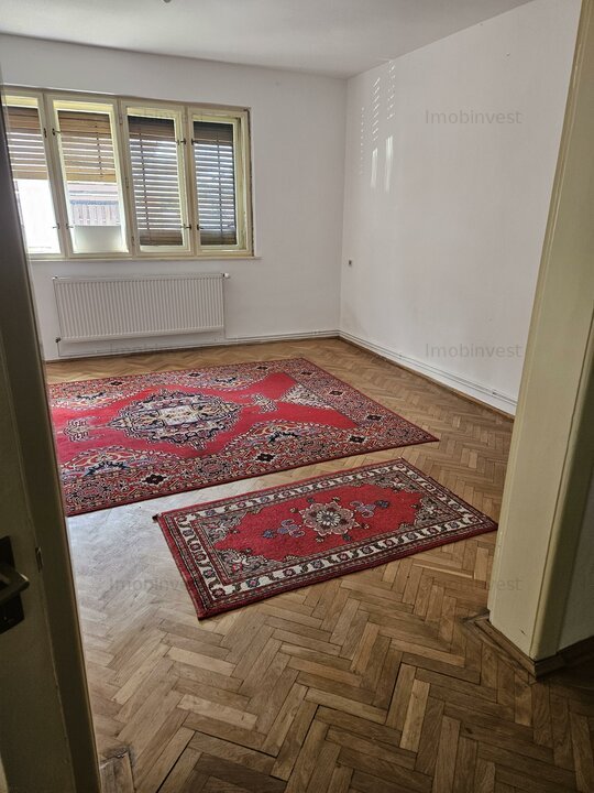 De vanzare semicentral,casa singur in curte,cu 2 camere,teren 330mp,pe un nivel.