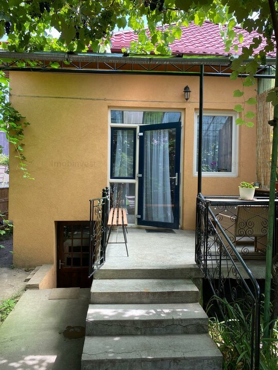 De inchiriat casa cu 3 camere langa Gara Mica