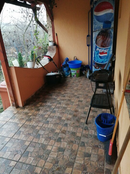 Casa de vanzare,str. Remetea,5 camere, parter+etaj,teren 5 ari,singur in curte.